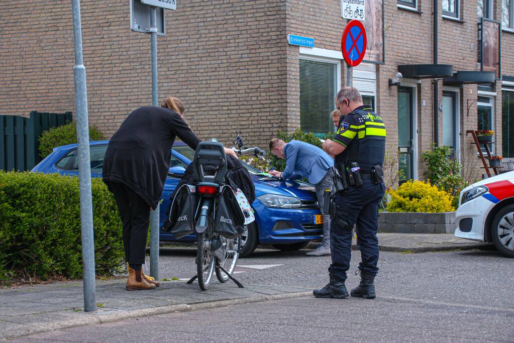 Vrouw en kind op e-bike botsen met auto