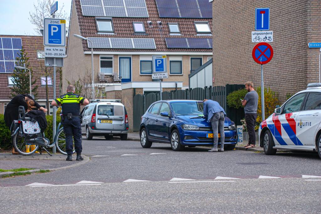 Vrouw en kind op e-bike botsen met auto