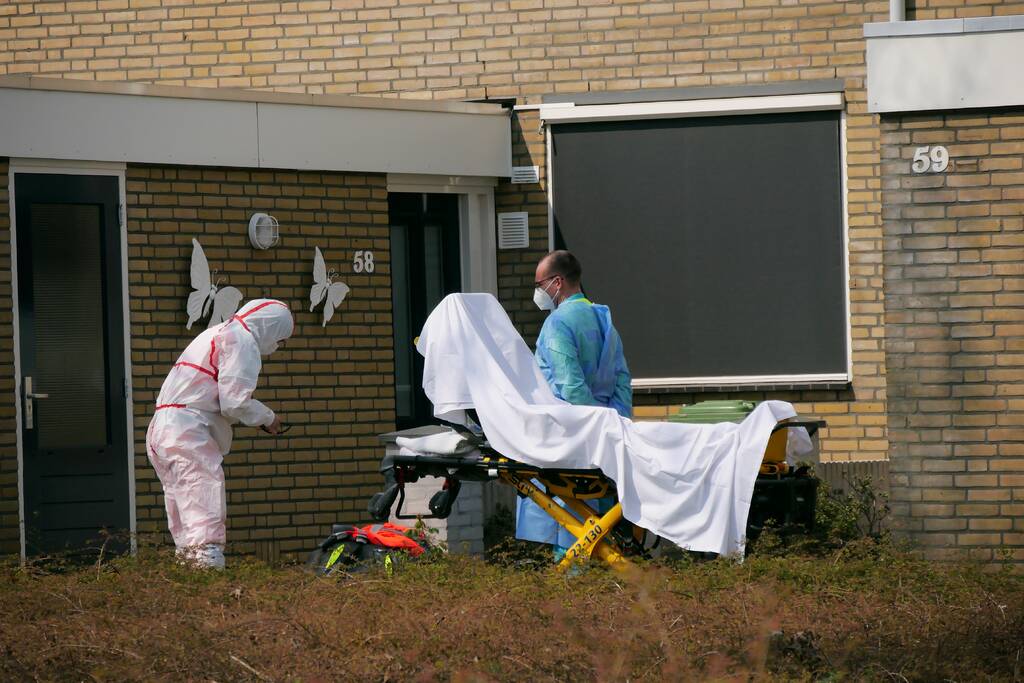Coronapatiënt uit woning gehaald