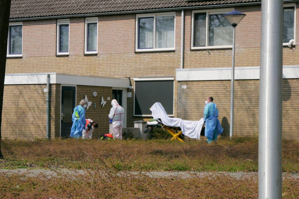 Coronapatiënt uit woning gehaald