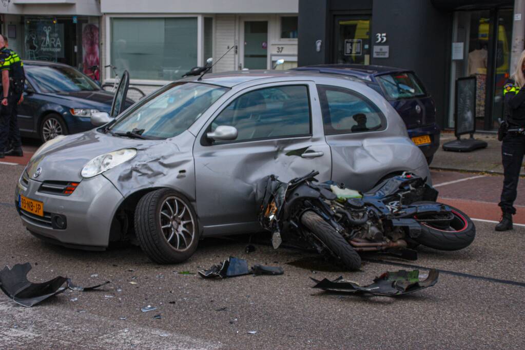 Motorrijder botst op personenauto