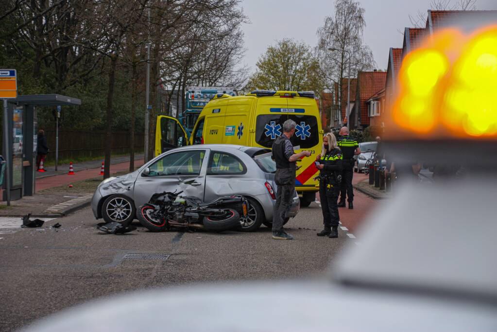 Motorrijder botst op personenauto