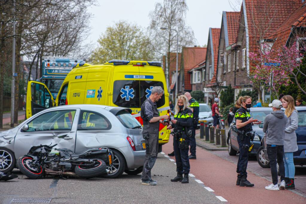 Motorrijder botst op personenauto