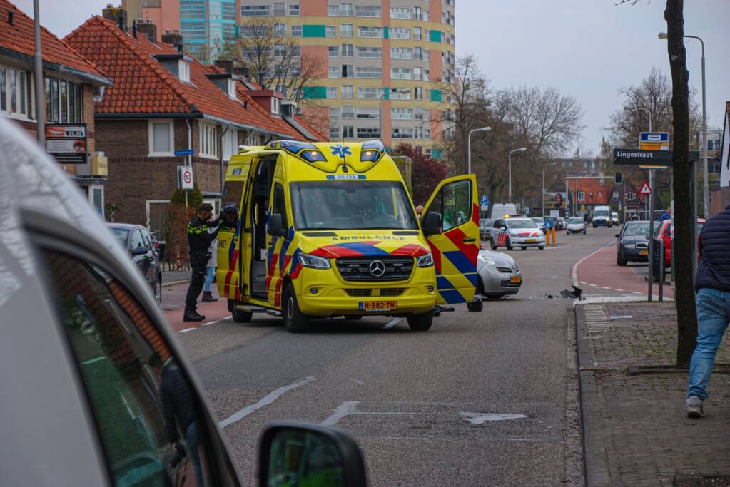 Motorrijder botst op personenauto