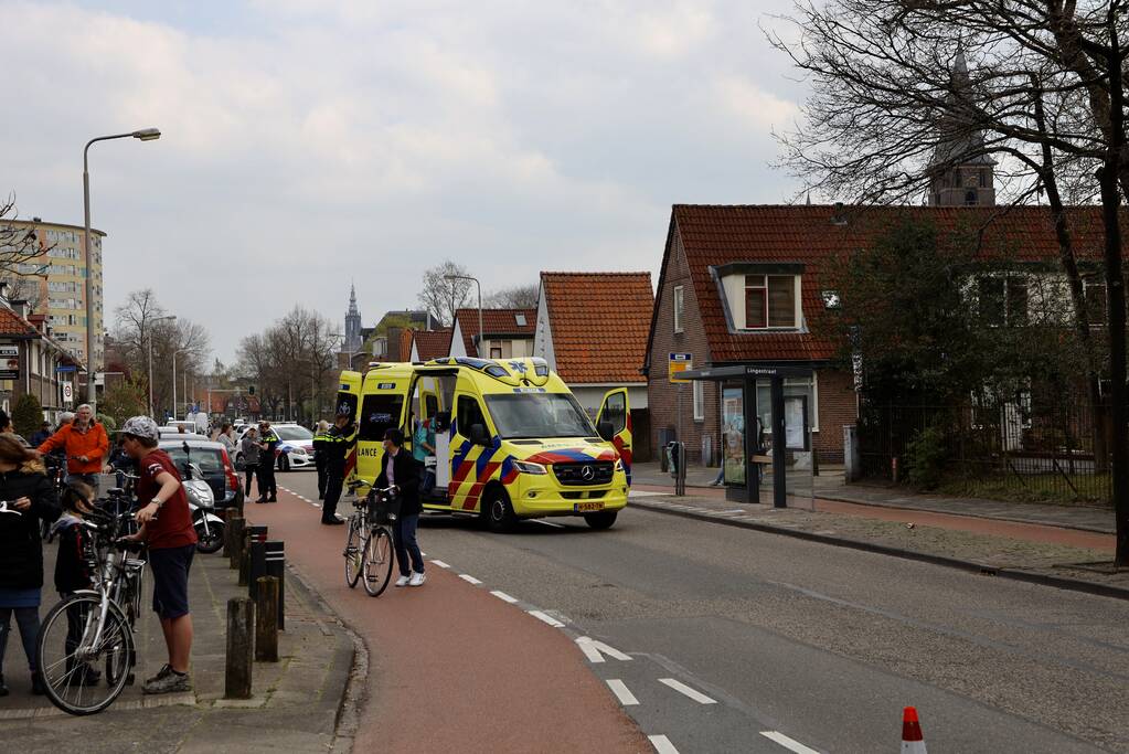 Motorrijder botst op personenauto