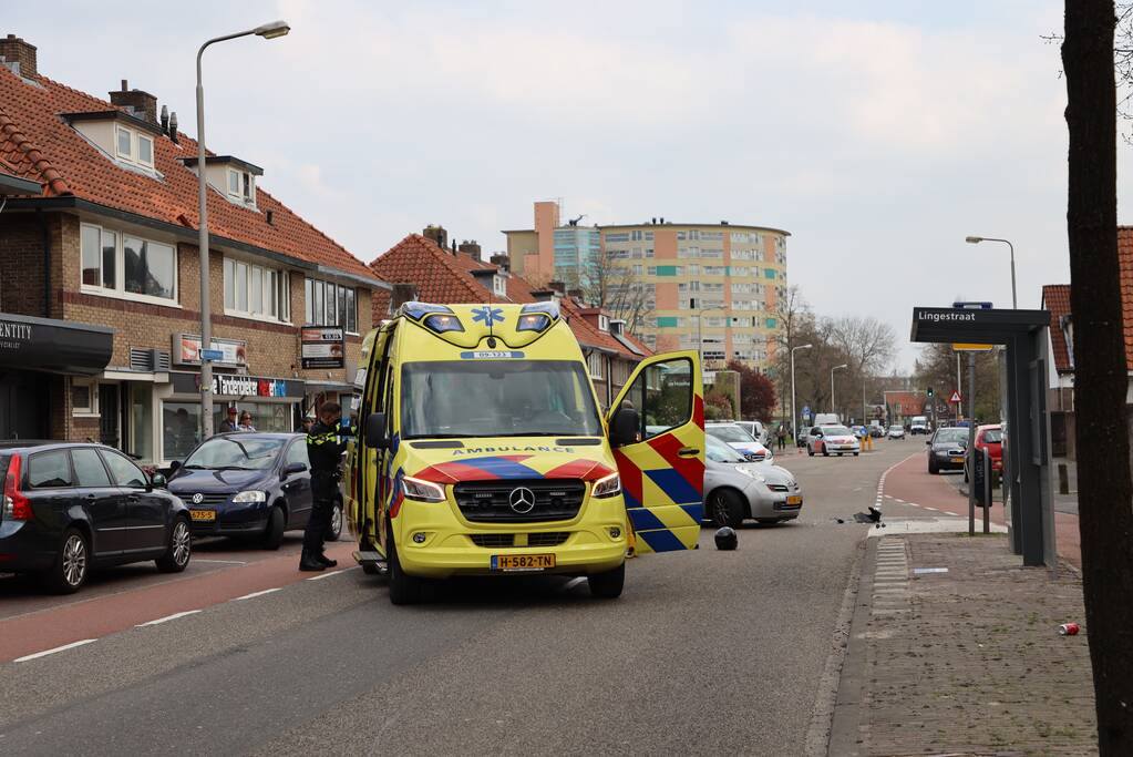 Motorrijder botst op personenauto