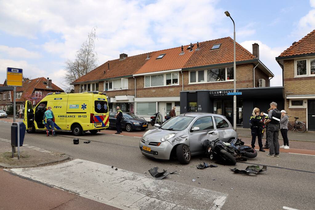 Motorrijder botst op personenauto
