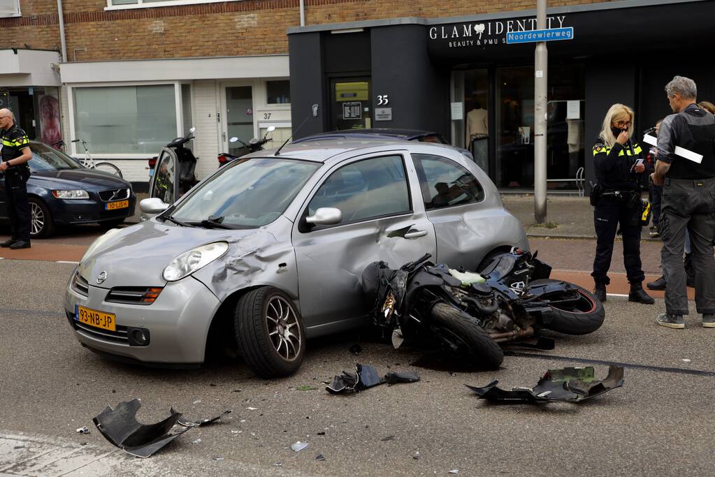 Motorrijder botst op personenauto