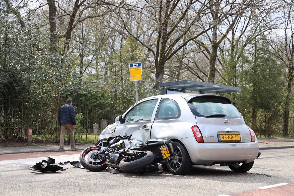 Motorrijder botst op personenauto
