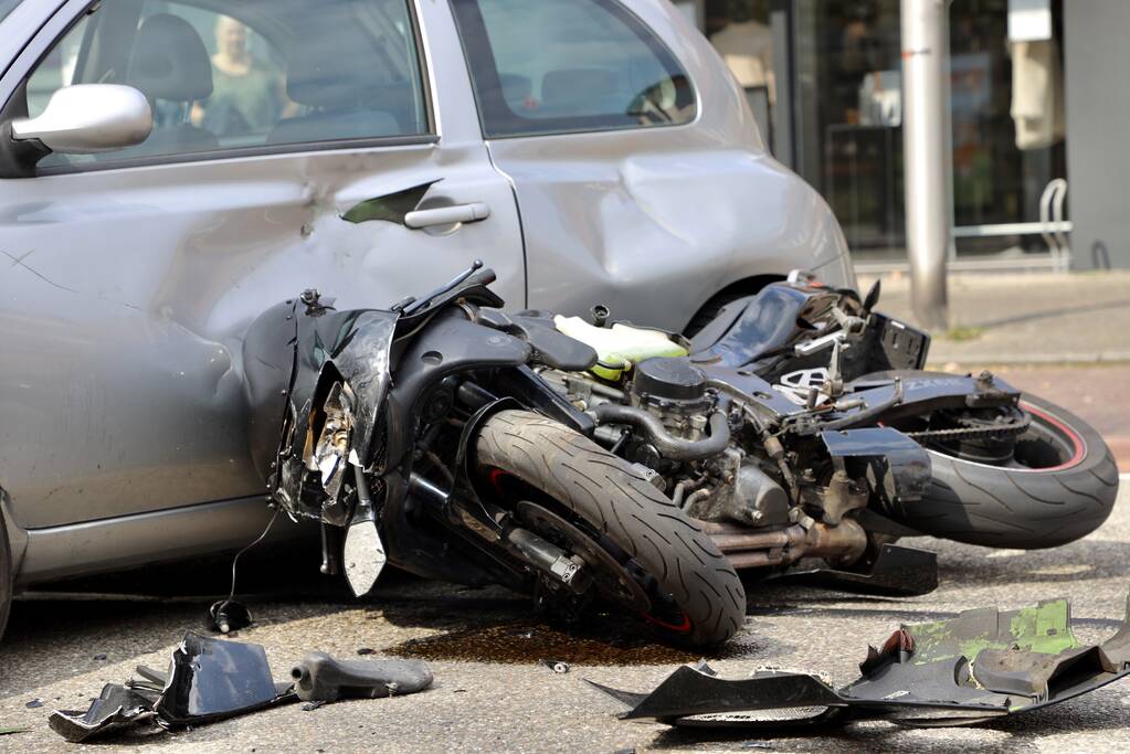 Motorrijder botst op personenauto