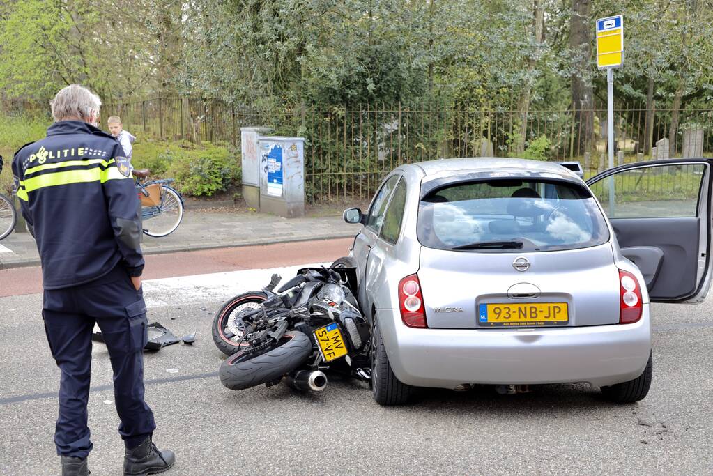 Motorrijder botst op personenauto