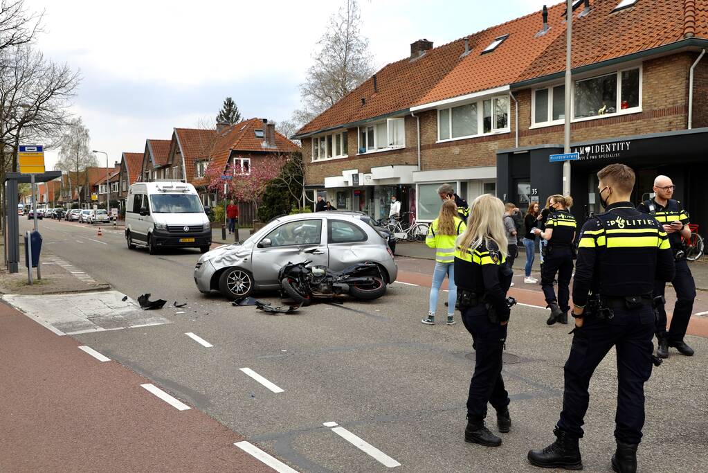 Motorrijder botst op personenauto