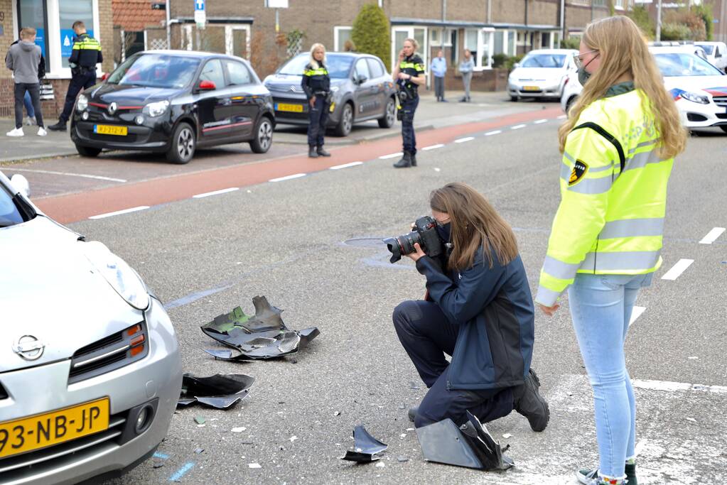 Motorrijder botst op personenauto