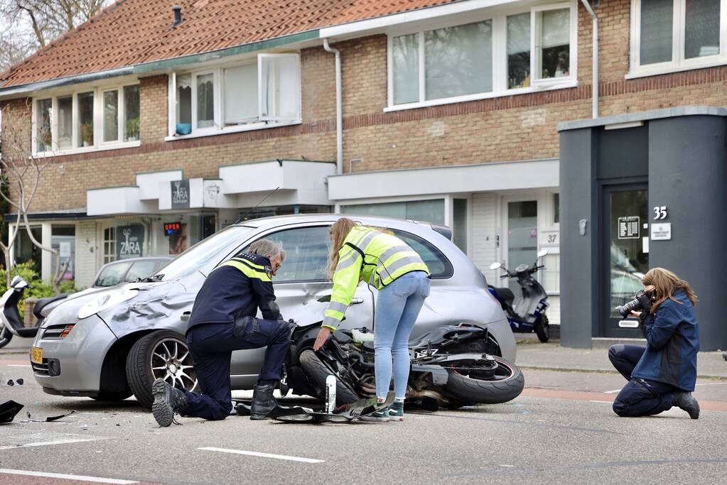 Motorrijder botst op personenauto