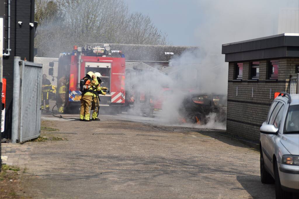 Auto brandt uit bij Fens Occasion Center