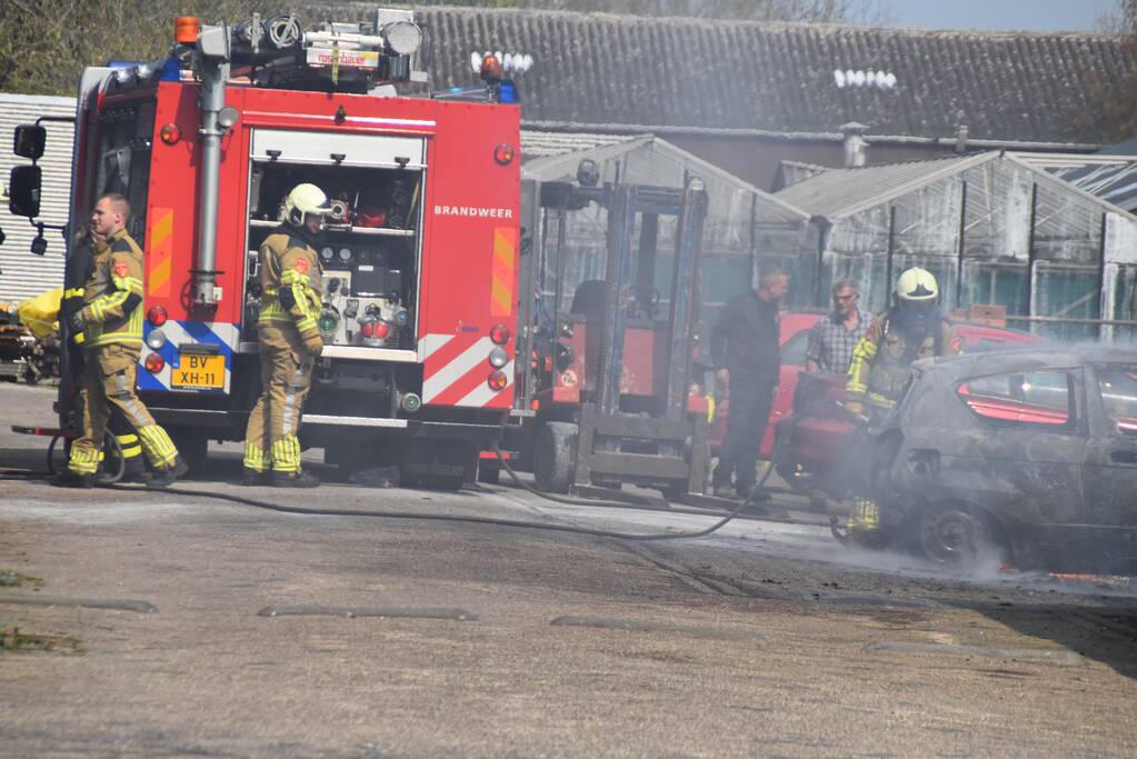 Auto brandt uit bij Fens Occasion Center