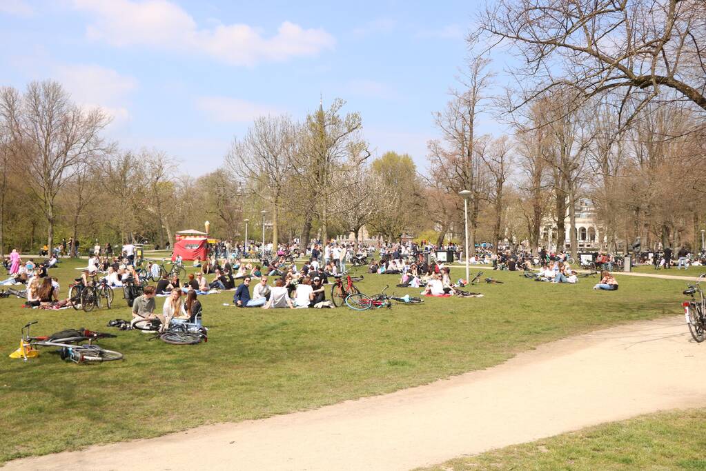 Mooie weer zorgt voor enorme drukte in Vondelpark