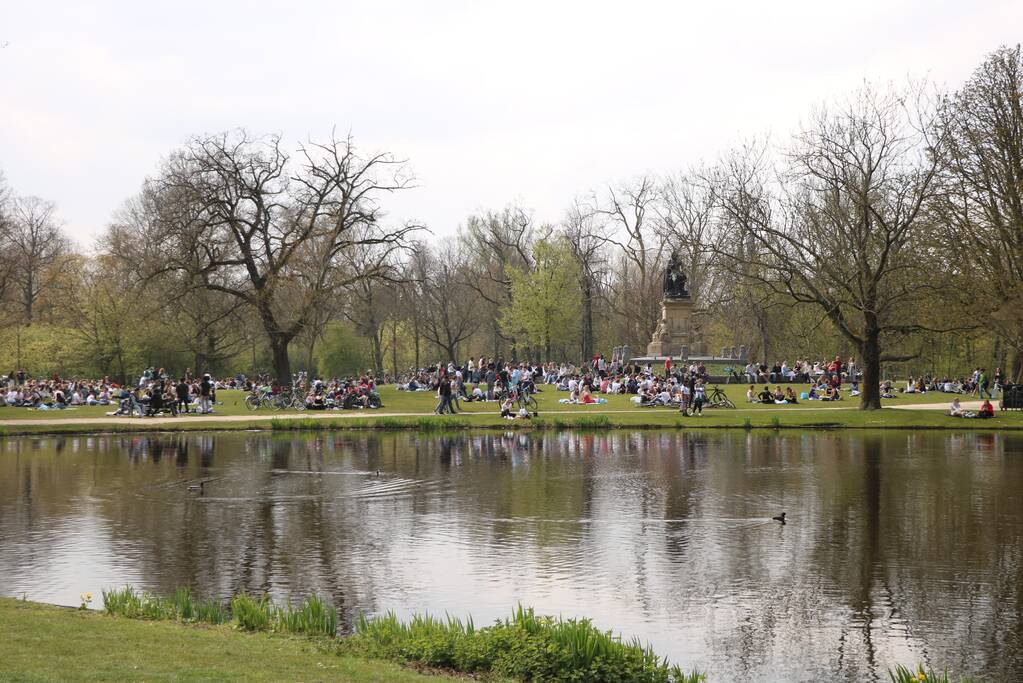 Mooie weer zorgt voor enorme drukte in Vondelpark