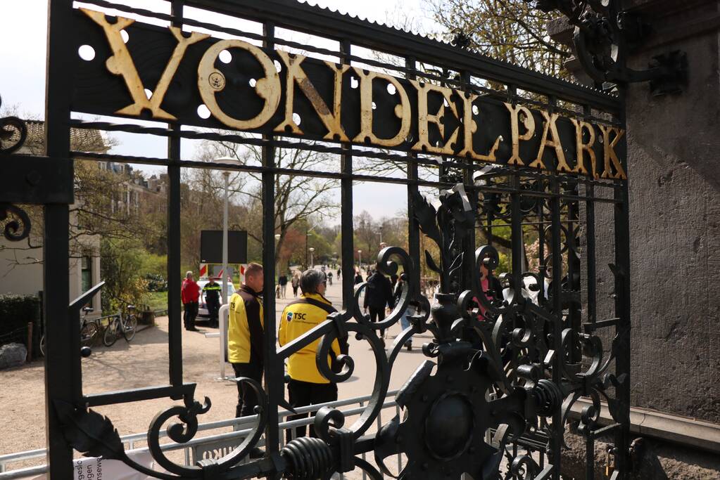 Mooie weer zorgt voor enorme drukte in Vondelpark