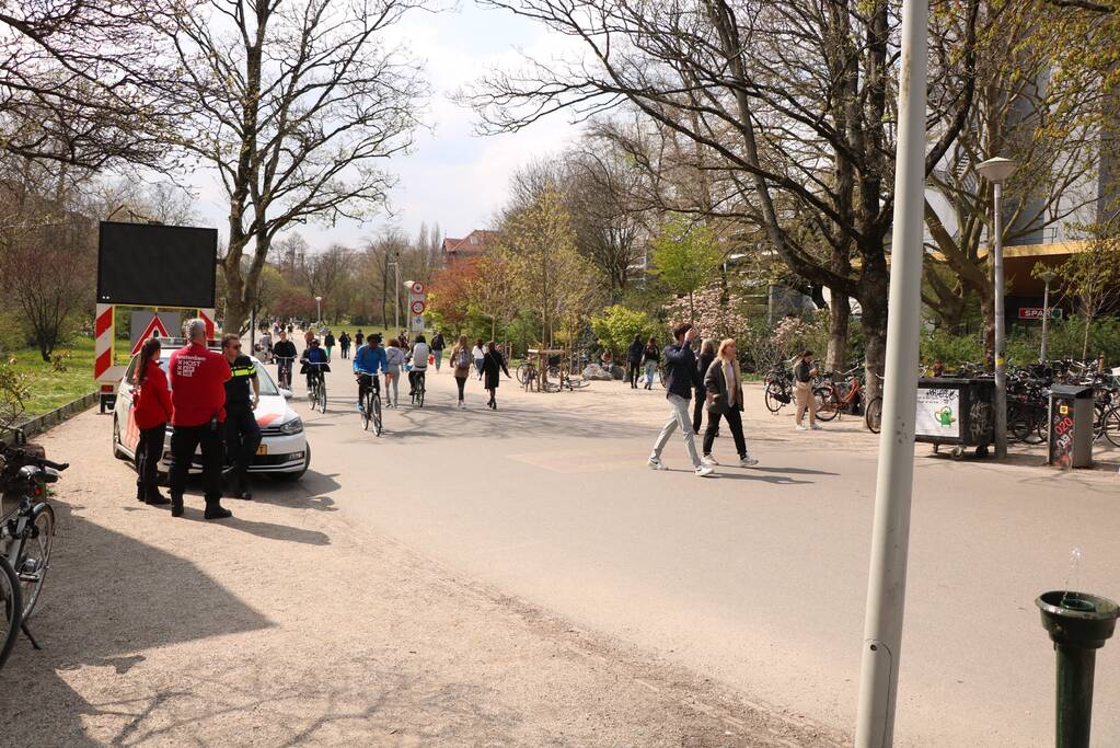 Mooie weer zorgt voor enorme drukte in Vondelpark