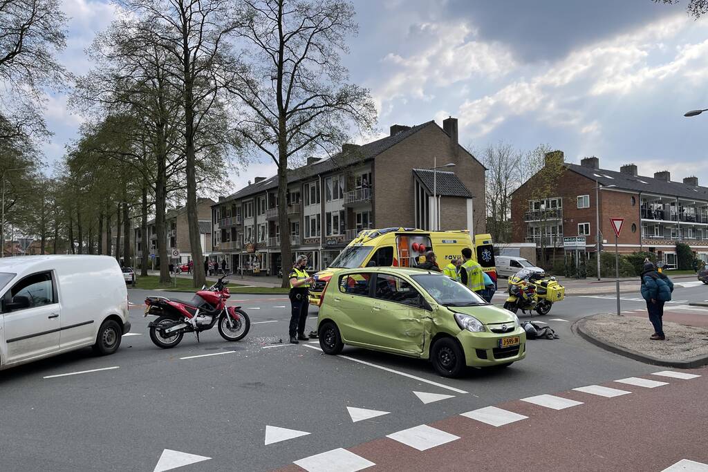 Ernstig ongeval tussen motorrijder en personenauto op kruising