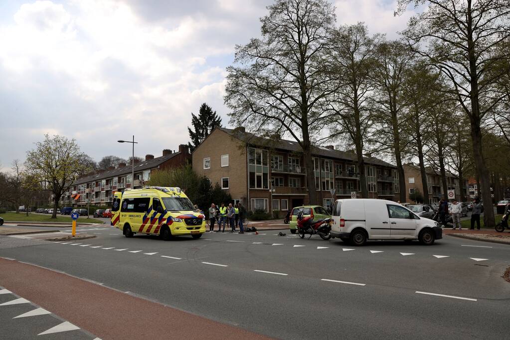 Ernstig ongeval tussen motorrijder en personenauto op kruising
