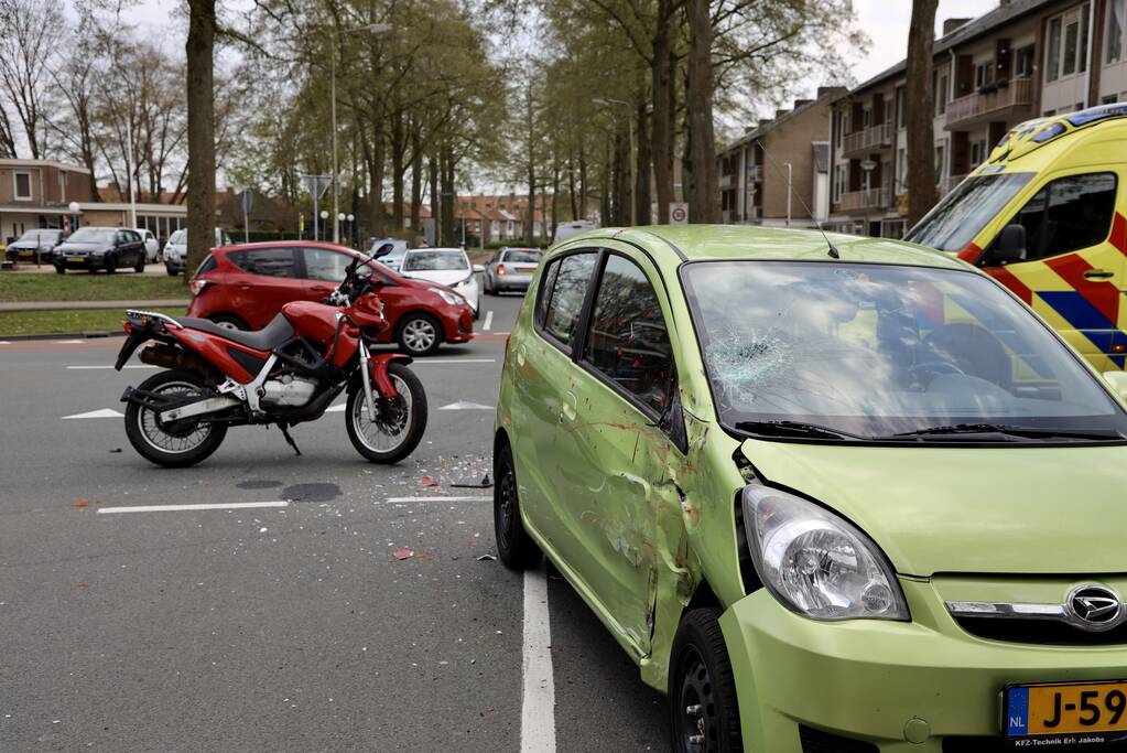 Ernstig ongeval tussen motorrijder en personenauto op kruising