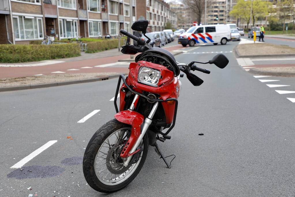 Ernstig ongeval tussen motorrijder en personenauto op kruising