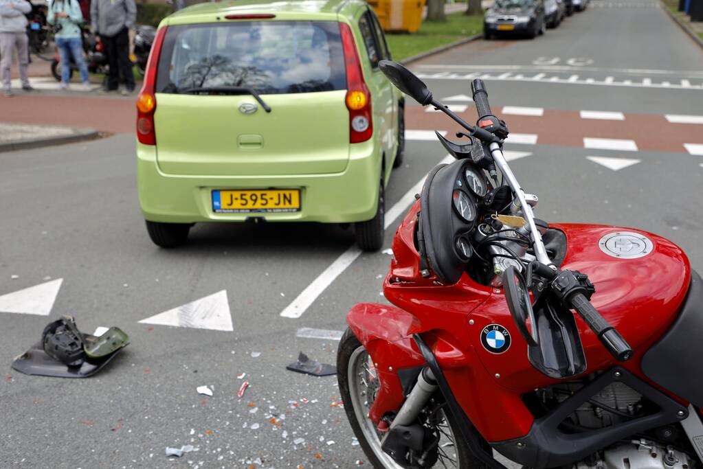 Ernstig ongeval tussen motorrijder en personenauto op kruising