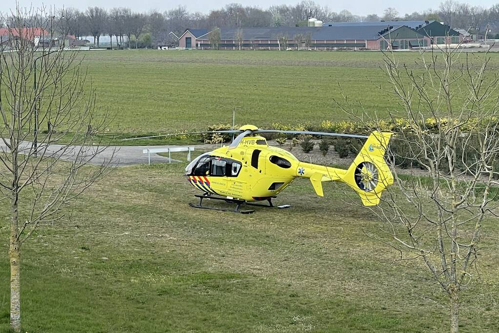 Auto glijdt van dijk af na botsing en vliegt in brand
