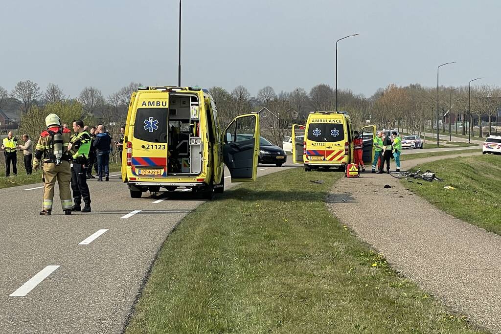 Auto glijdt van dijk af na botsing en vliegt in brand