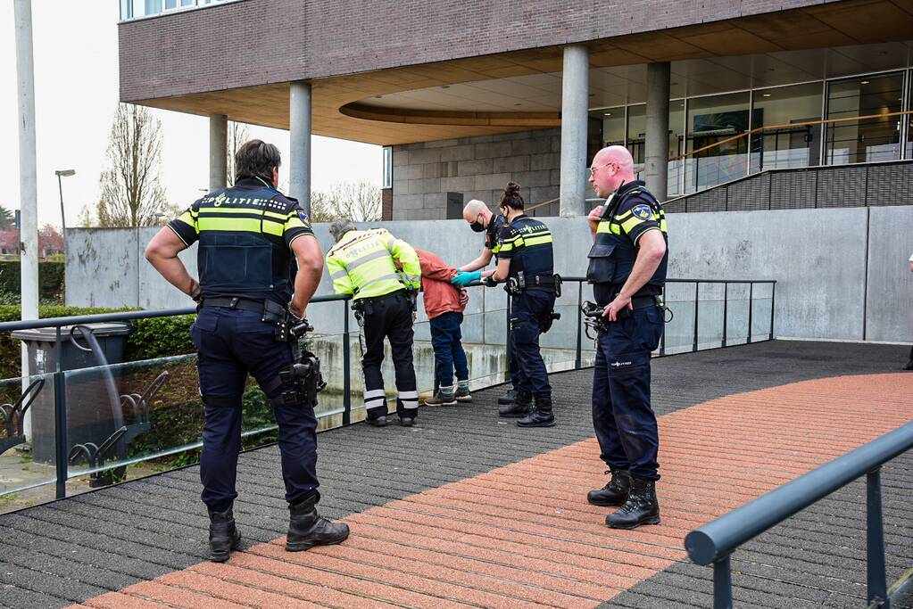 Dader steekincident meldt zich bij gemeentehuis
