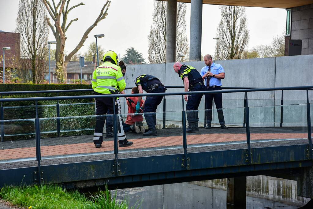 Dader steekincident meldt zich bij gemeentehuis