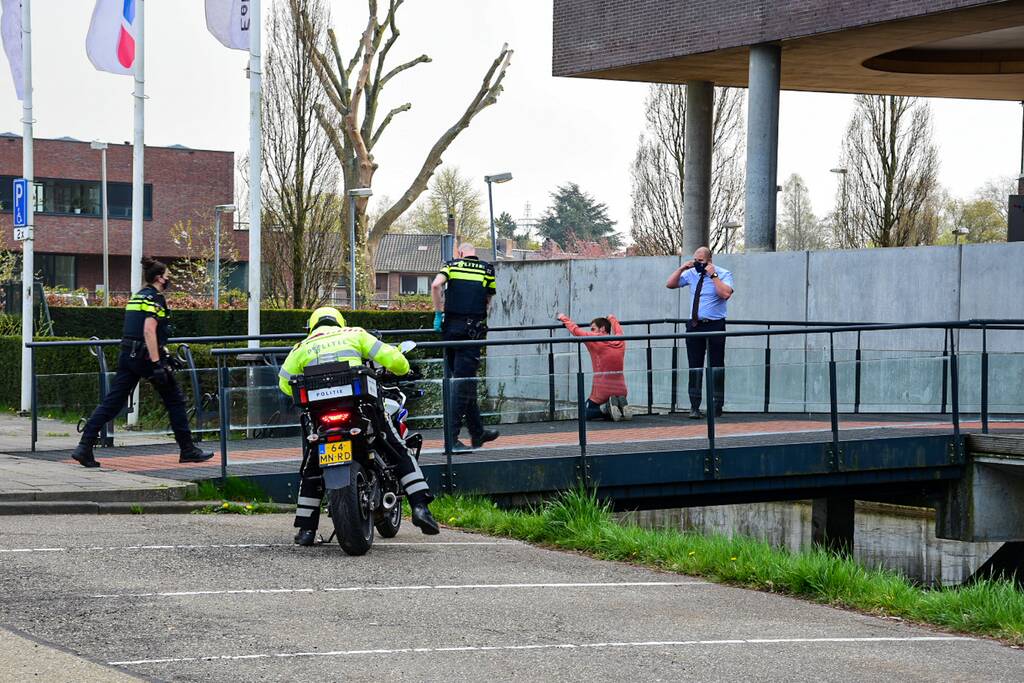 Dader steekincident meldt zich bij gemeentehuis