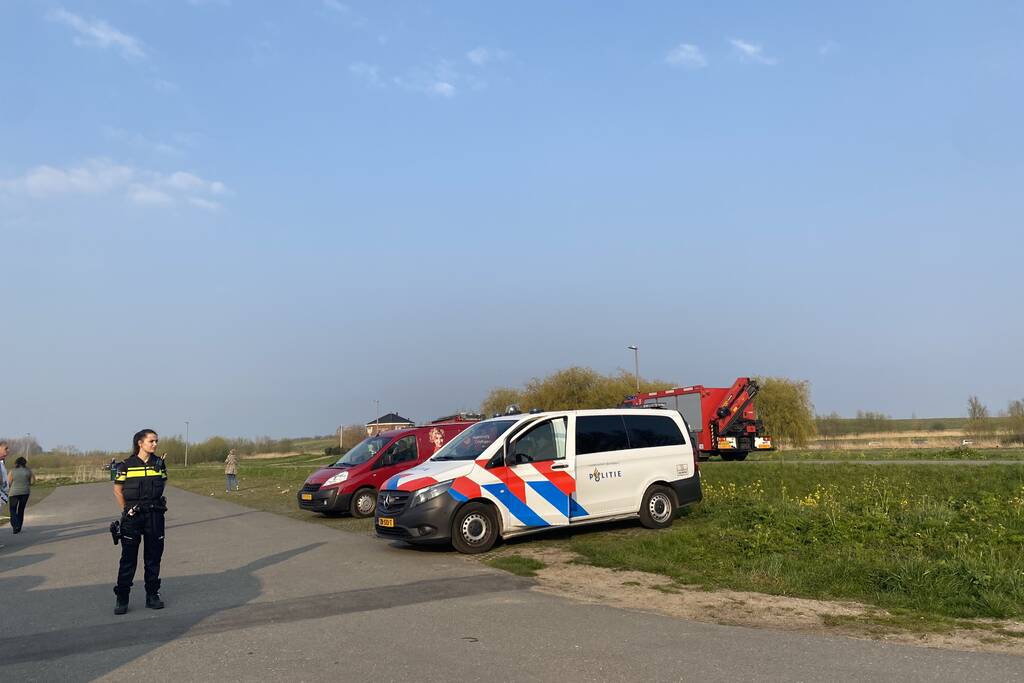 Hulpdiensten zoeken naar persoon in water