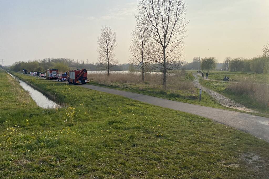 Hulpdiensten zoeken naar persoon in water