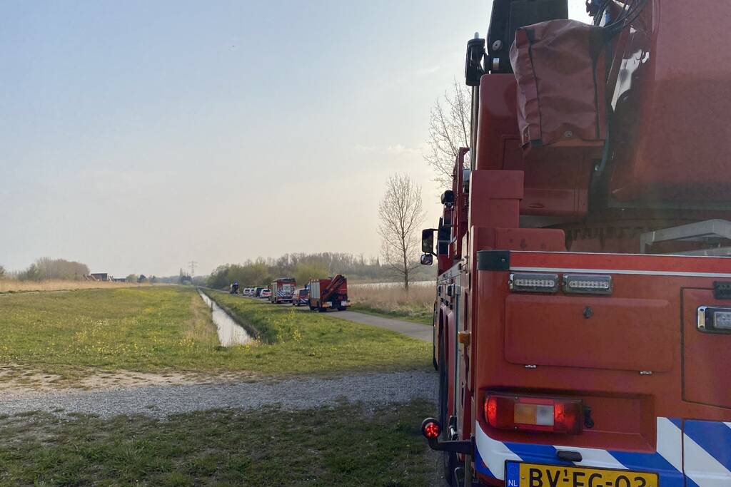 Hulpdiensten zoeken naar persoon in water