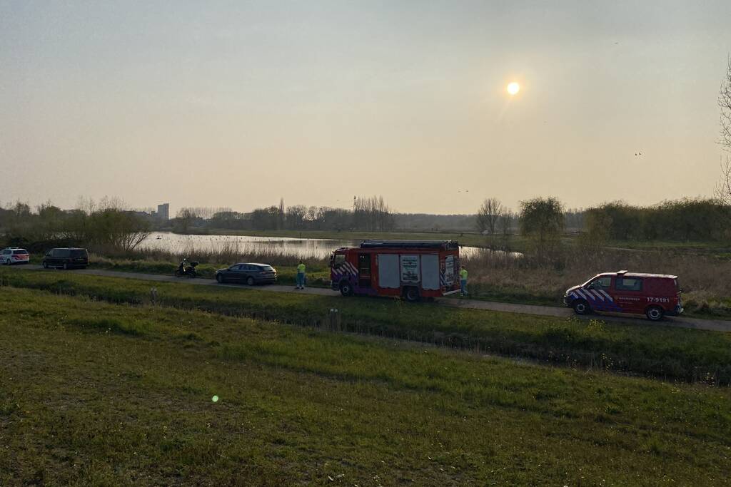 Hulpdiensten zoeken naar persoon in water