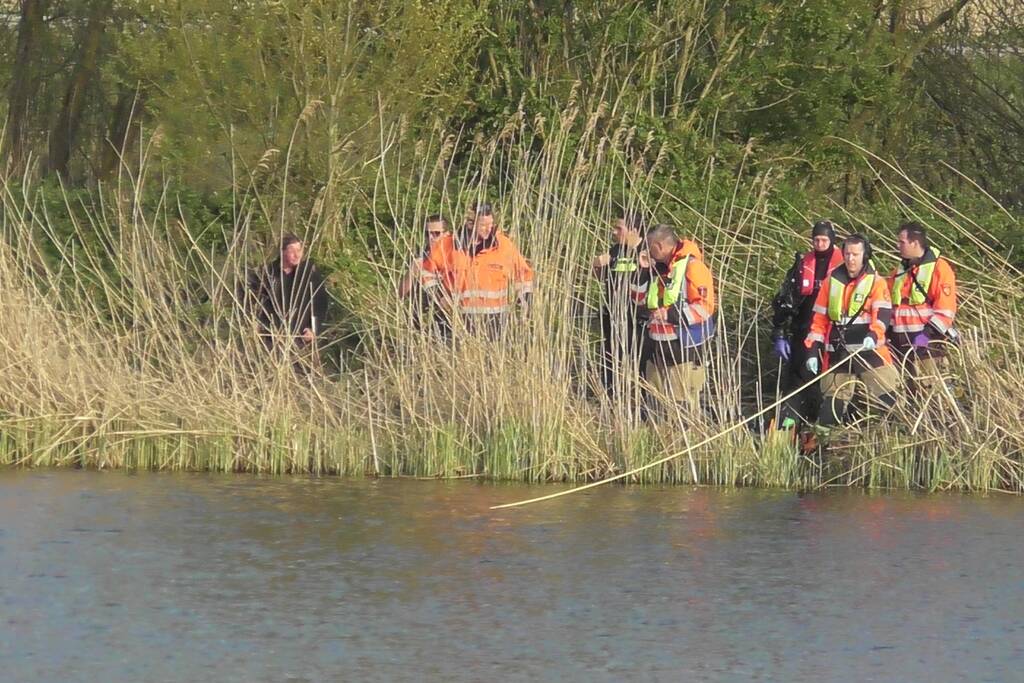 Hulpdiensten zoeken naar persoon in water