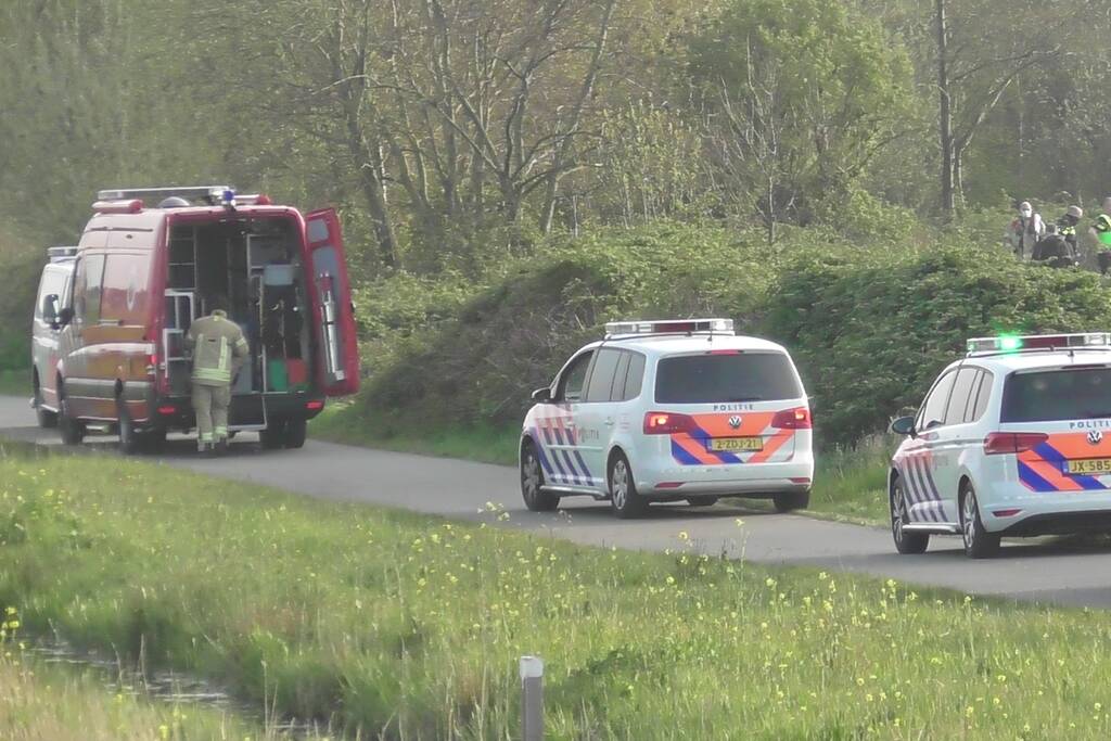 Hulpdiensten zoeken naar persoon in water