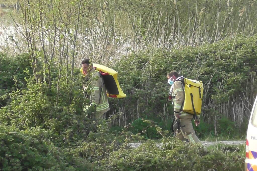 Hulpdiensten zoeken naar persoon in water