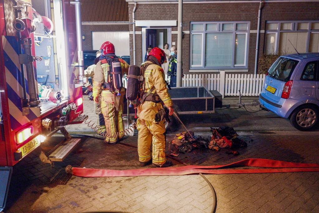 Brandweer blust brand in wasmand en boeken
