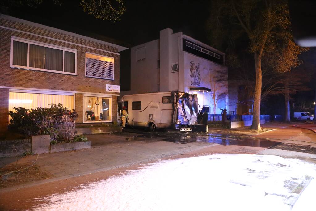 Camper verwoest na aangestoken brand