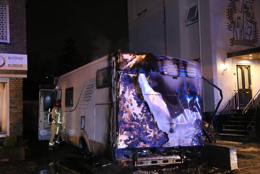 Camper verwoest na aangestoken brand