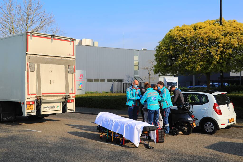 Brommerrijdster gewond bij botsing met vrachtwagen
