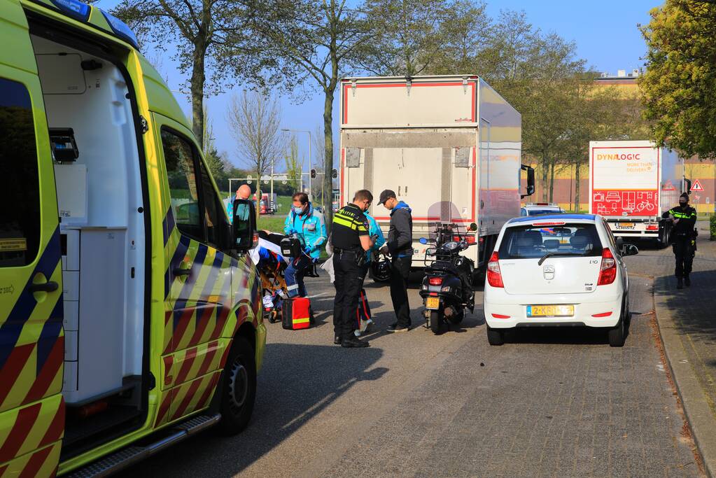 Brommerrijdster gewond bij botsing met vrachtwagen