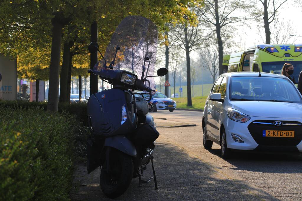 Brommerrijdster gewond bij botsing met vrachtwagen