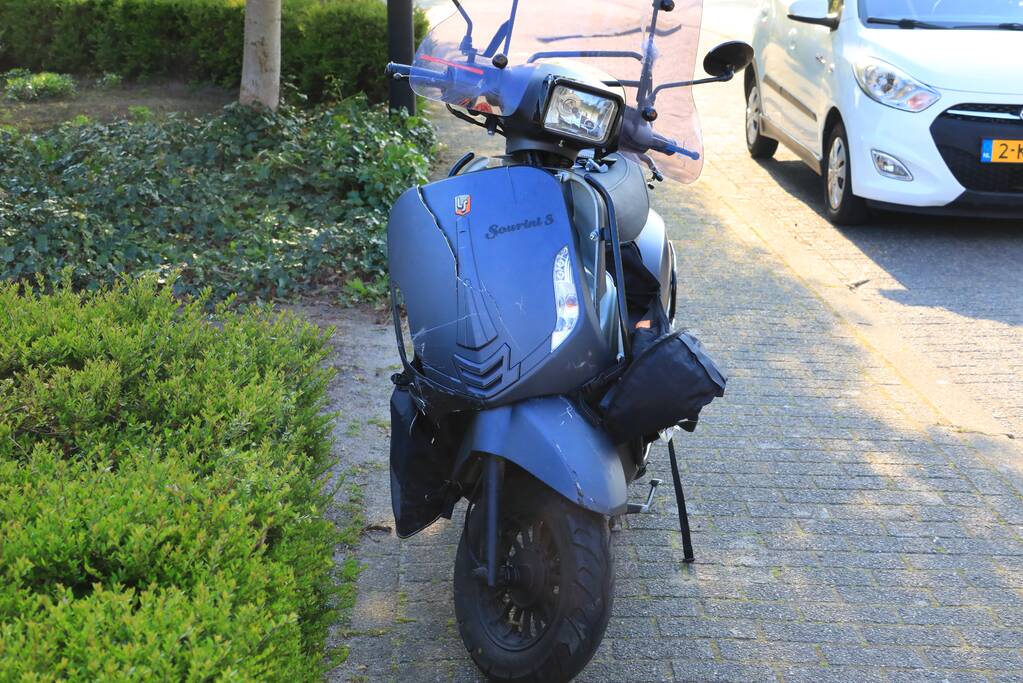 Brommerrijdster gewond bij botsing met vrachtwagen