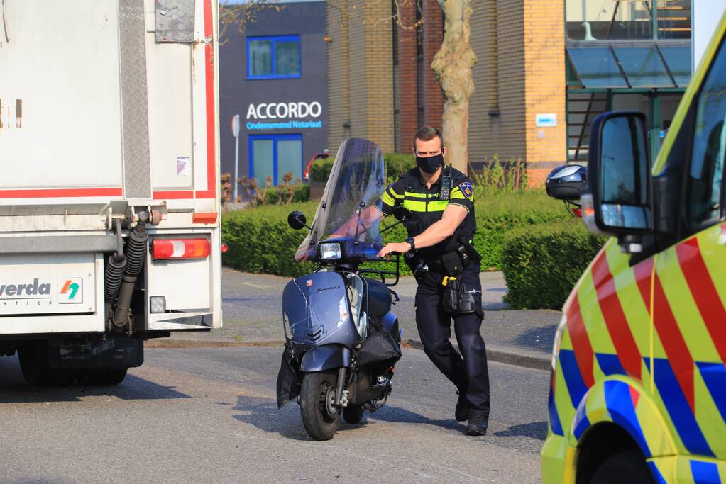 Brommerrijdster gewond bij botsing met vrachtwagen