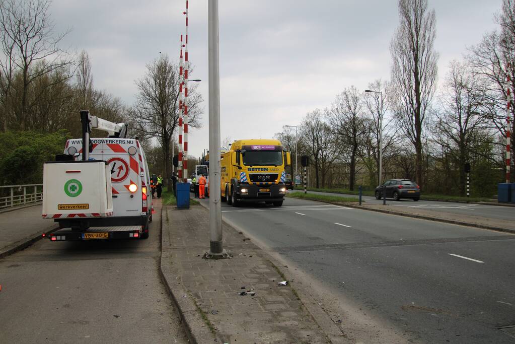 Vrachtwagen met trailer botst op auto
